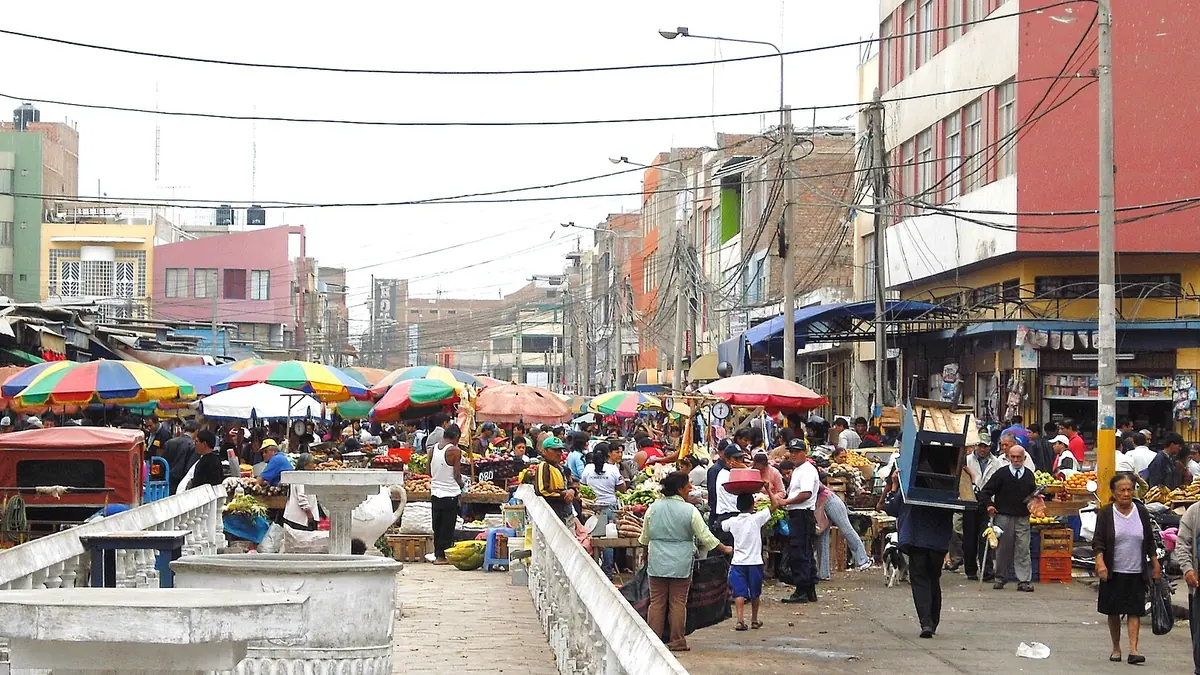 Stalls and shoppers at the market in Chiclayo