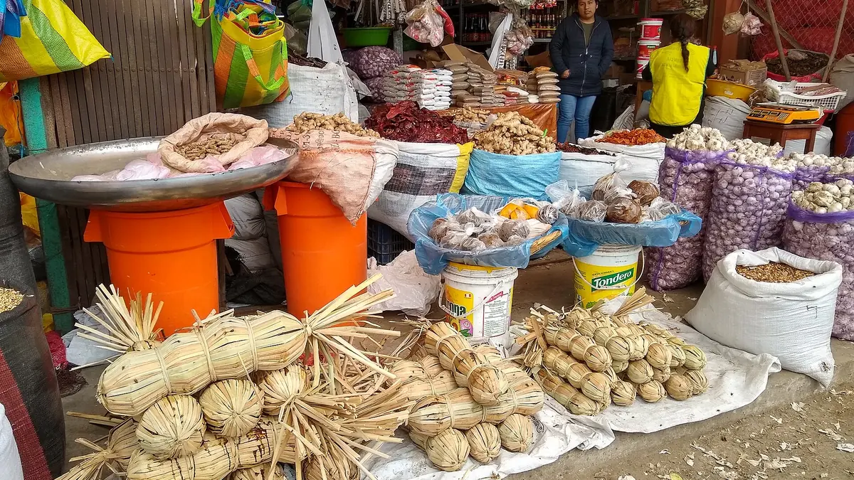Chancaca y productos a granel en el Mercado La Hermelinda de Trujillo